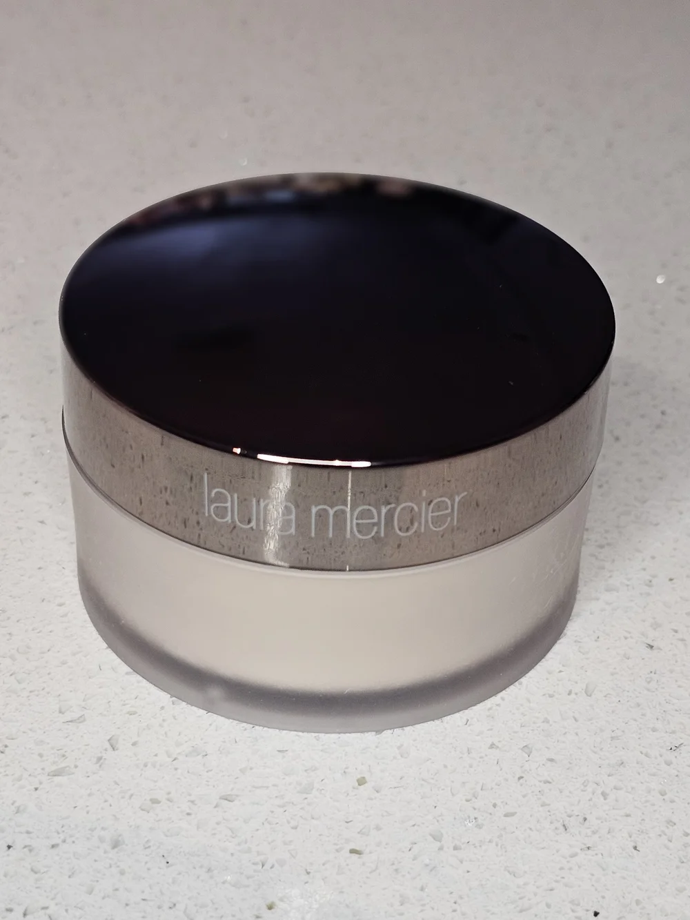 Laura Mercier Translucent Loose Setting Powder GLOW – Translucent - Picture 3 of 7